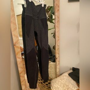 LOWEST PRICE POSSIBLE: Oakley | Black and Grey Leggings | Size S